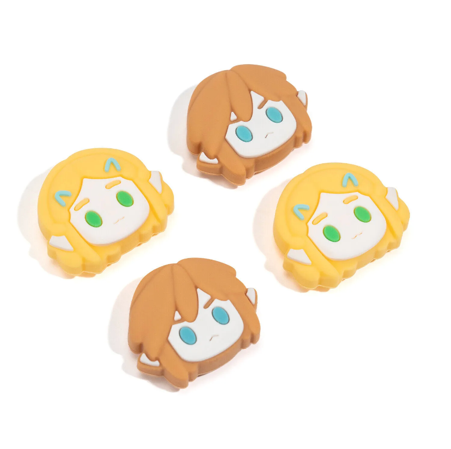 Enhance your gaming apparel collection with this set of four rubber keychain charms featuring simple cartoon-style heads. Perfect for any gaming enthusiast, two charms display blonde hair, green eyes, and small yellow clips on each side, while the other two showcase light brown hair with blue eyes and long bangs. Don't miss adding these adorable accessories to your gear!
